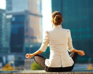Tomar cinco minutos para meditar ao longo do dia pode treinar sua mente para suportar o estresse e a ansiedade. Tente uma meditação de cinco minutos para acalmar sua ansiedade.