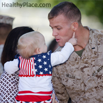 Filhos de veteranos com TEPT de combate também podem sofrer sintomas de TEPT. Aqui estão algumas dicas dos pais sobre como ajudar os filhos dos pais veteranos.