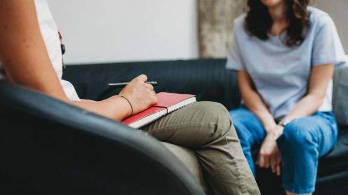 Sessão de psicoterapia, mulher falando com seu psicólogo no estúdio