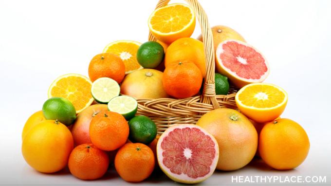 A vitamina C pode ajudar a prevenir a doença de Alzheimer e demência, doenças cardíacas e diabetes. Aprenda sobre o uso, dosagem e efeitos colaterais da vitamina C.