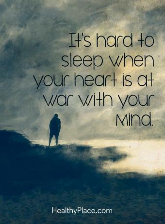 Citação sobre saúde mental - é difícil dormir quando seu coração está em guerra com sua mente.