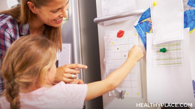 Aprenda a melhor maneira de disciplinar uma criança com TDAH e TDA para melhorar o comportamento. O método é simples e funciona. Leia mais sobre HealthyPlace.