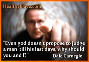 Citações do estigma por Dale Carnegie - Mesmo o deus não propõe julgar um homem até seus últimos dias, por que você e eu?