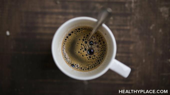 Sua xícara de café pode estar piorando seus sintomas bipolares. Leia informações confiáveis ​​sobre café e transtorno bipolar no HealthyPlace.