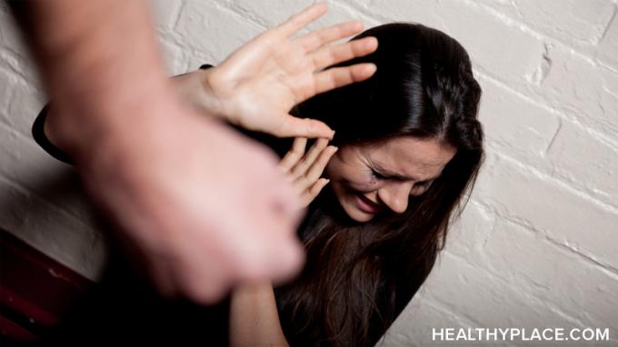 Descubra por que o TEPT de violência doméstica, abuso emocional e abuso infantil pode ser intenso e duradouro no HealthyPlace.