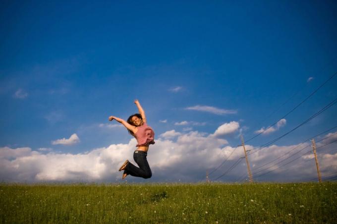 Ações positivas levarão a um pensamento positivo e ajudarão a criar uma vida feliz. Demonstrou que fazer coisas positivas leva a uma melhor saúde mental. Leia isso.