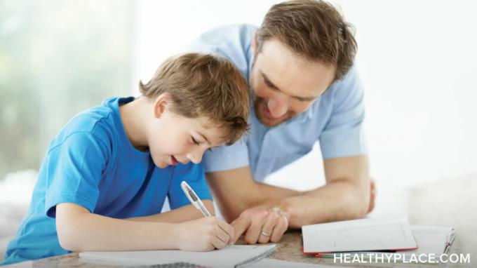 O TDAH pode afetar o sucesso do seu filho na escola. Sintomas de TDAH, desatenção, impulsividade e hiperatividade atrapalham o aprendizado. Descubra como os pais podem ajudar seu filho com TDAH.
