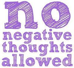 Pensamentos negativos o impedem de ser feliz? É possível transformar esses pensamentos negativos em conversa interna positiva. Aprenda como com este exemplo. 