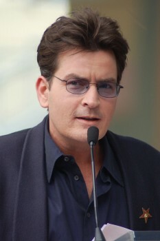 Charlie Sheen irá educar as pessoas sobre o HIV, mas ele também deve assumir a responsabilidade e pedir desculpas por promover o uso de drogas e depreciar o AA. Por quê? Leia isso.