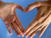 A foto de Leon Brocard de duas mãos formando um coração simboliza o amor.