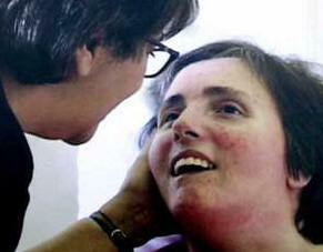 Terri Schiavo com sua mãe, Mary Schindler, em 2001