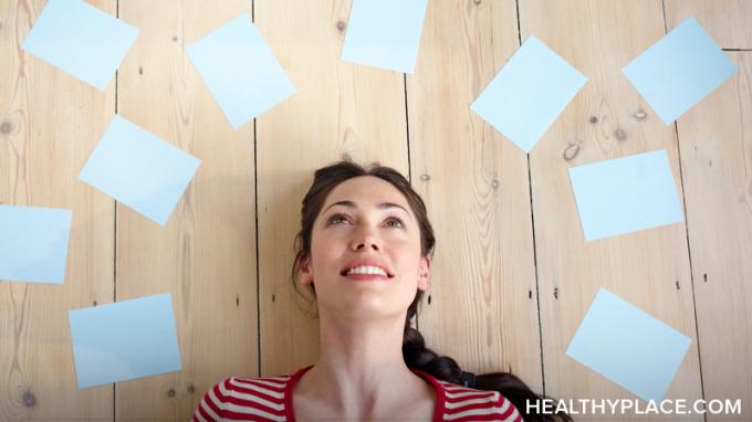 É possível tirar os pensamentos de uma maneira saudável. Aprenda 3 maneiras úteis de tirar os problemas da mente no HealthyPlace.