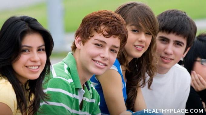 Adolescentes experimentam álcool por diferentes razões. Aqui estão oito razões pelas quais seu filho adolescente pode experimentar álcool e o que fazer com ele no HealthyPlace.