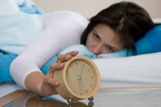 Ao estabelecer uma rotina antes de adormecer e quando você acordar, será menos provável que acorde infeliz e menos provável que se volte a se machucar como resposta. 