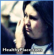 Os hispânicos tendem a experimentar depressão como dores e dores corporais, como dores de estômago, dores nas costas ou dores de cabeça que persistem apesar do tratamento médico.