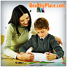 Para uma criança com TDAH, fazer a lição de casa da escola pode ser difícil. Aprenda como ajudar seu filho com TDAH a fazer a lição de casa com estas 6 etapas simples.