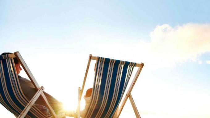 Cadeiras na praia, umas férias relaxantes para uma mãe que está com burnout