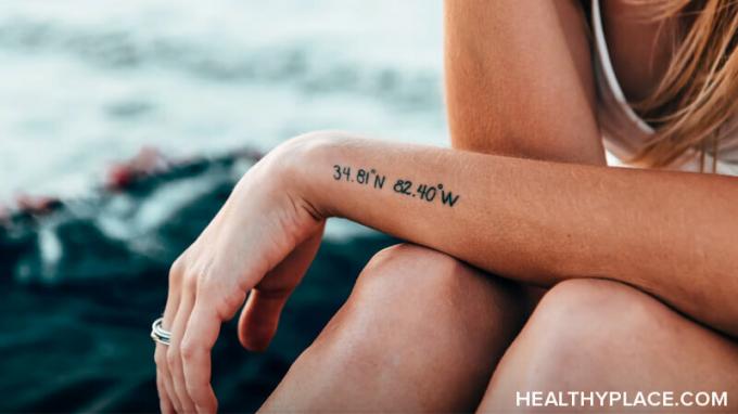As tatuagens de positividade são uma nova tendência na esfera do bem-estar mental, mas elas podem fazer você mais feliz? Descubra em HealthyPlace. 