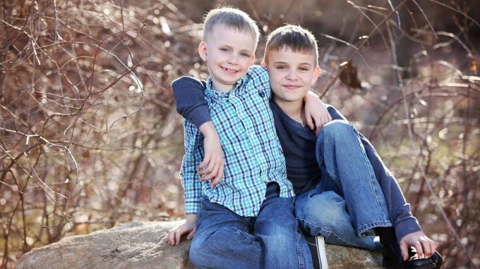 Dois meninos com TDAH têm a mesma altura e peso, mas recebem diferentes doses de medicamentos para TDAH