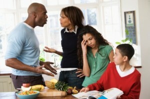 É difícil quando um membro da família tem uma doença mental. Quando um membro da família tem uma doença mental, os relacionamentos podem ficar tensos. Descubra como consertar isso.